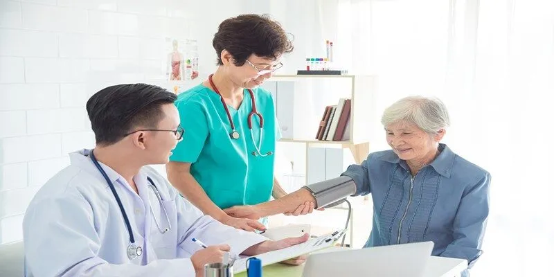 Chăm sóc sức khoẻ người cao tuổi: 5 điều lưu ý là kiểm tra sức khỏe định kỳ
