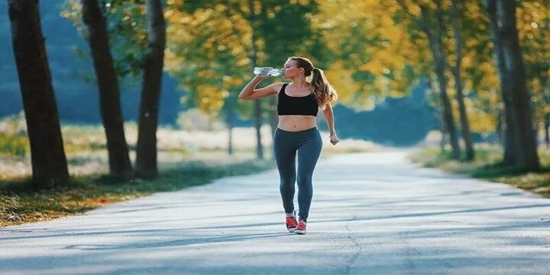 Khởi động kỹ, chọn giày phù hợp để đi bộ chạy hiệu quả, an toàn