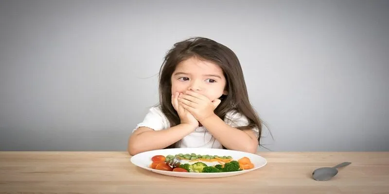 Trẻ biếng ăn thường bỏ bữa, ít ăn, xanh xao, chậm tăng cân