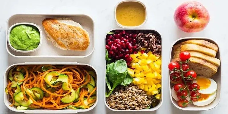 Ăn tối vừa phải, tránh đồ dầu mỡ và hạn chế ăn vặt khuya